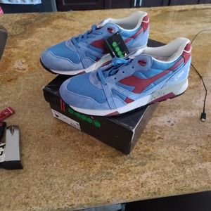 Diadora tennis shoes